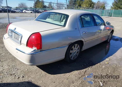 2003 Lincoln Town Car Cartier z USA, uszkodzony, nr VIN 1LNHM83W83Y689342